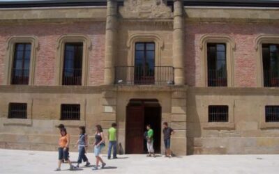 Luis Alegre, Consejero de Cultura y Almudena Martínez, coordinadora de la Fundación San Millán, visitan a los participantes del Segundo Curso de Escritura Creativa del Cilengua