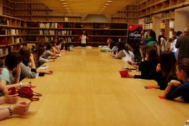 Escolares premiados por la Asociación de Editores de Madrid visitan el Cilengua