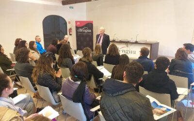 Un grupo de alumnos y profesores de la Universidad de Zúrich participan en una conferencia sobre los orígenes del español en Cilengua